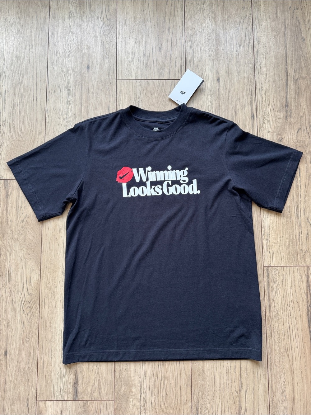 Nike Winning Looks Good Lipstick Kiss Black T-Shirt Women’s XS Loose Fit NWT